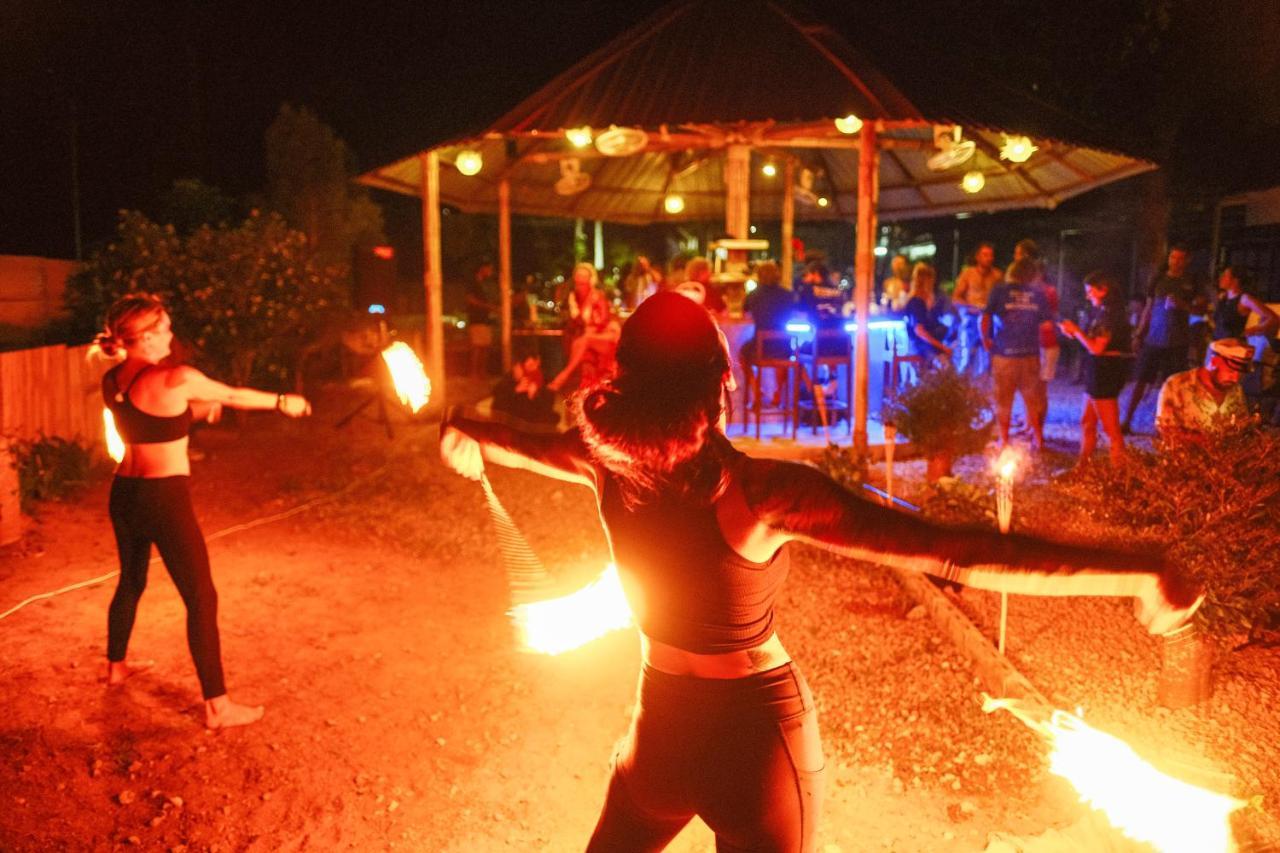 Escape Divers - Jungle Hostel And Dive Centre เกาะเต่า ภายนอก รูปภาพ